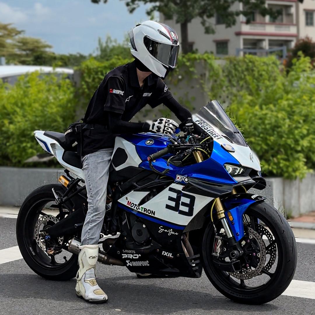 骑凯越的小二车品店