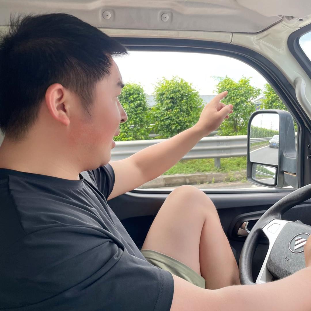 鹏哥在路上追剧