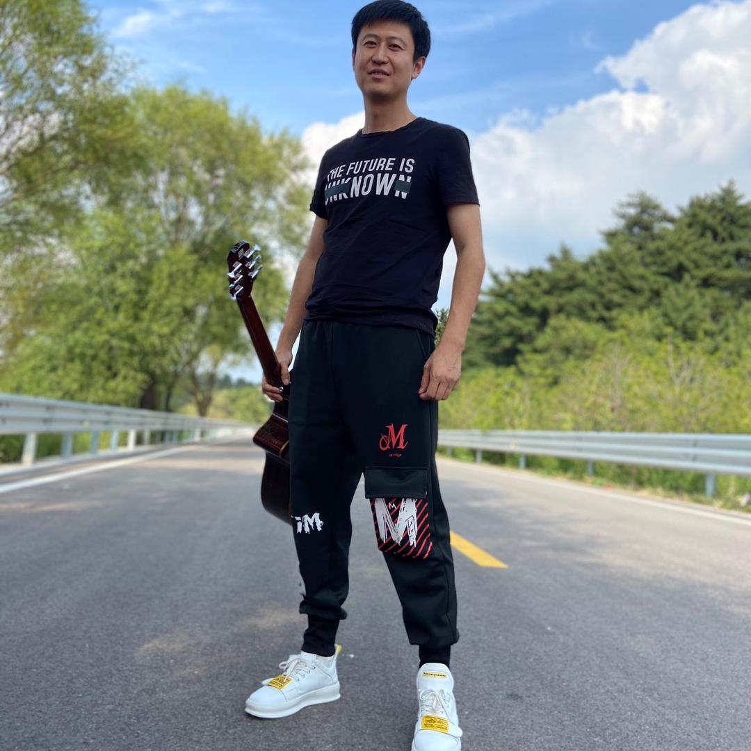 主持人 董胜威