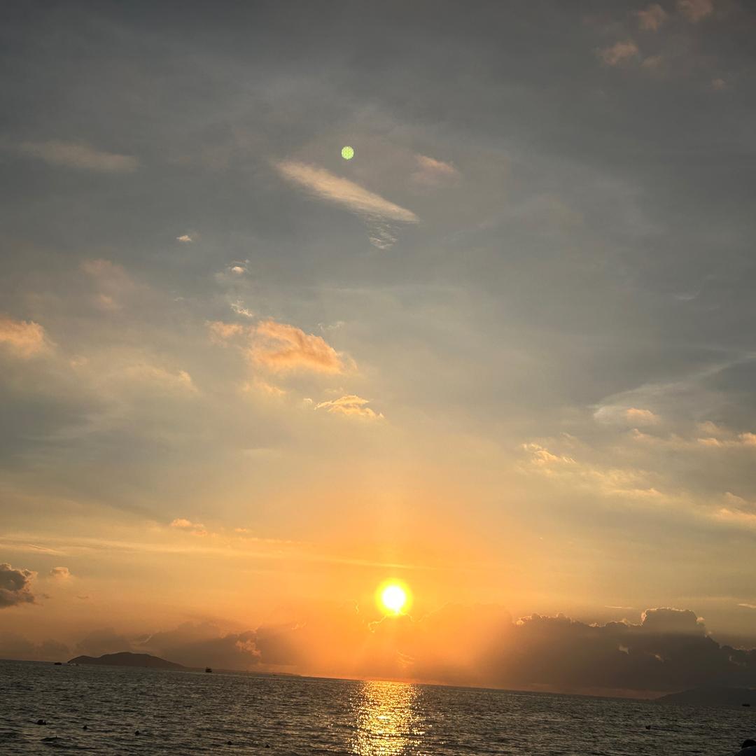天空泛云