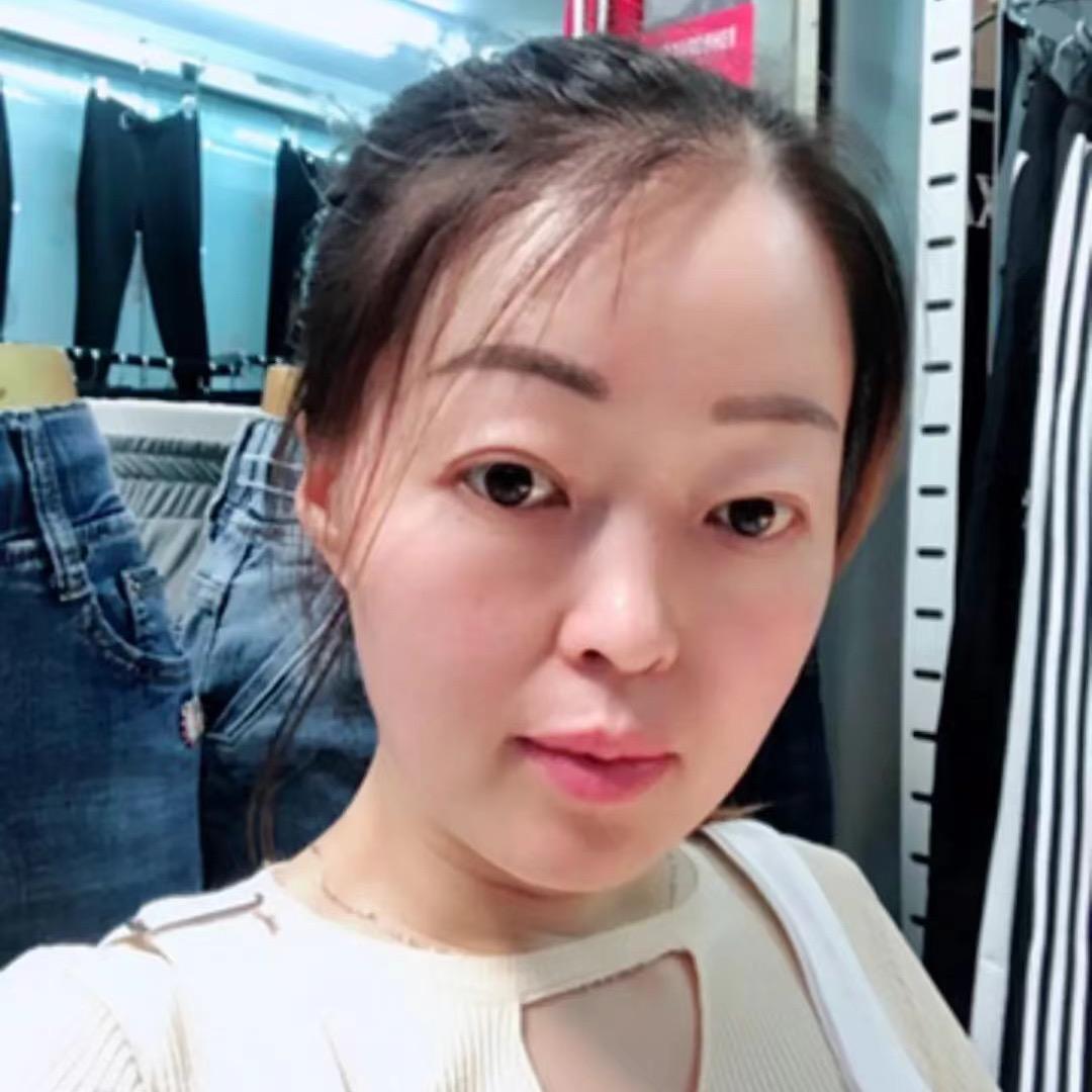 西安多彩城芳儿女装