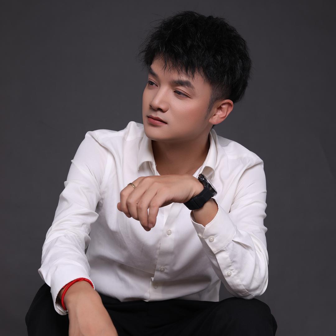 邱洪《断线纸鹤》
