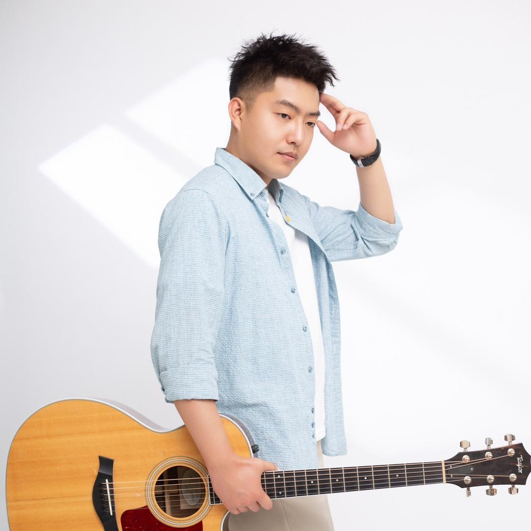 伊宁教吉他的田老师