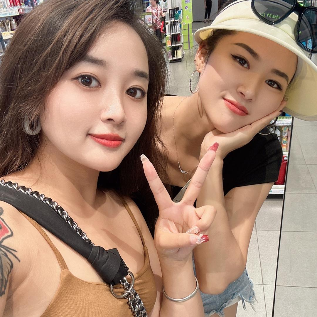 俩个小姐姐的地摊