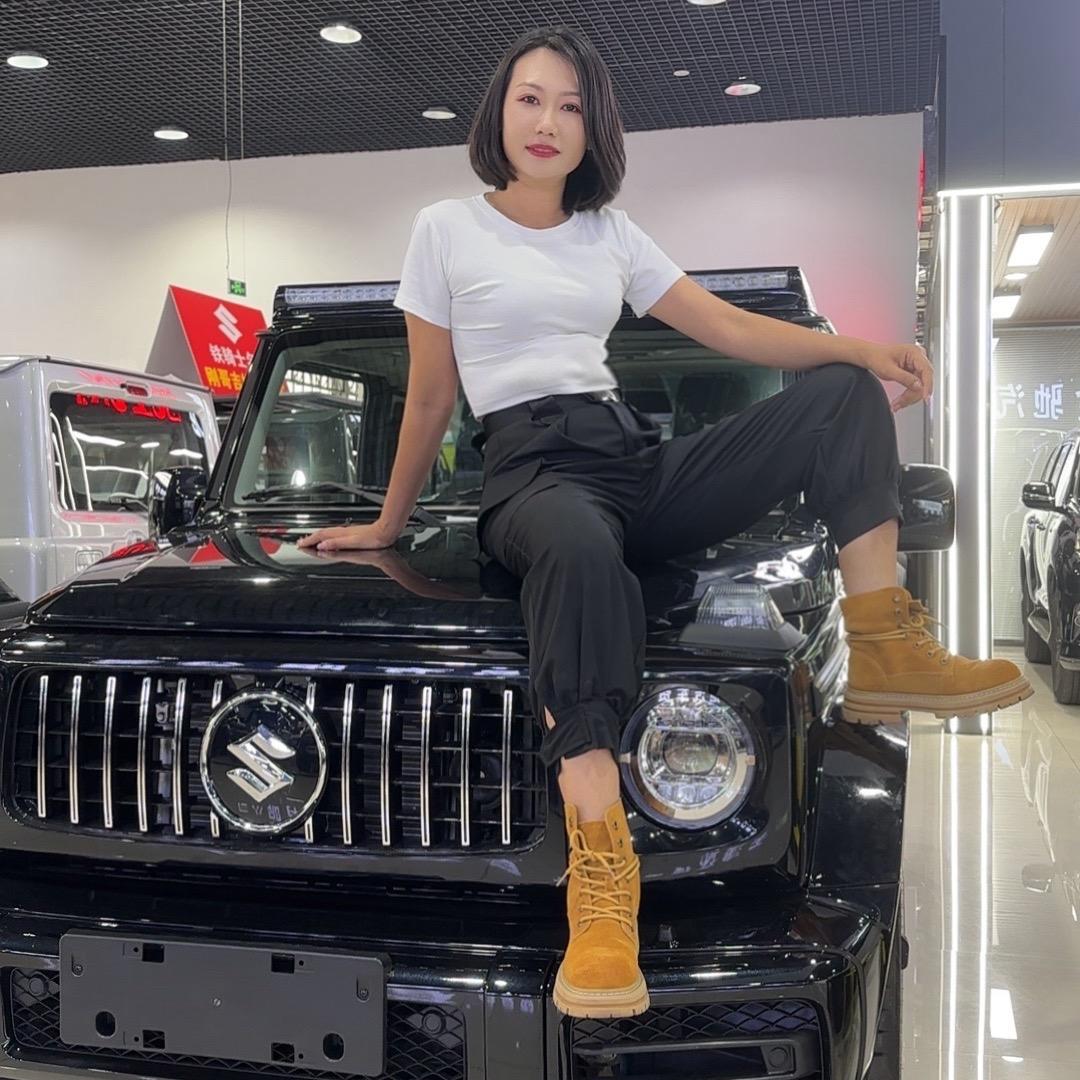潇洒小姐姐卖吉姆尼