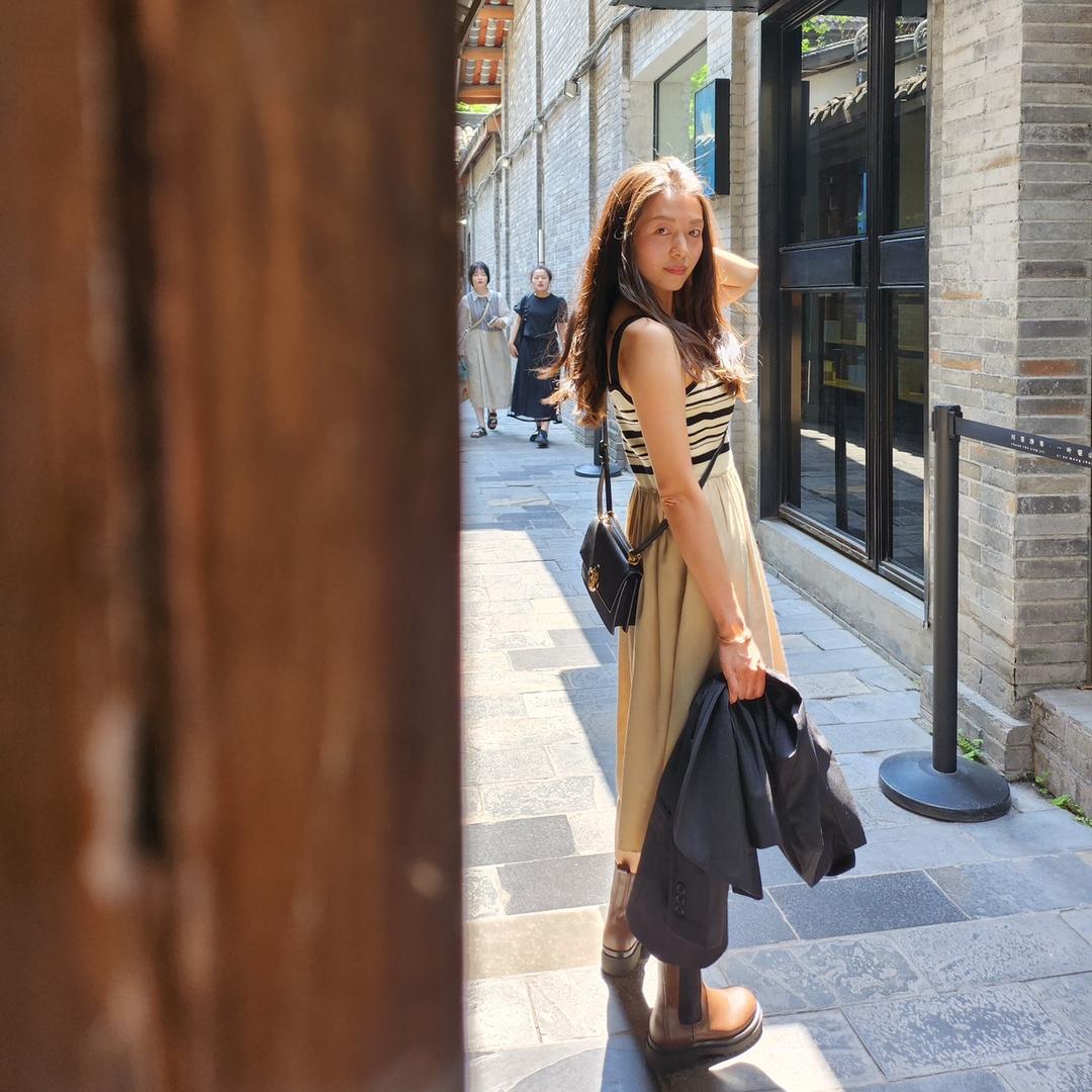 斜杠女青年-金依