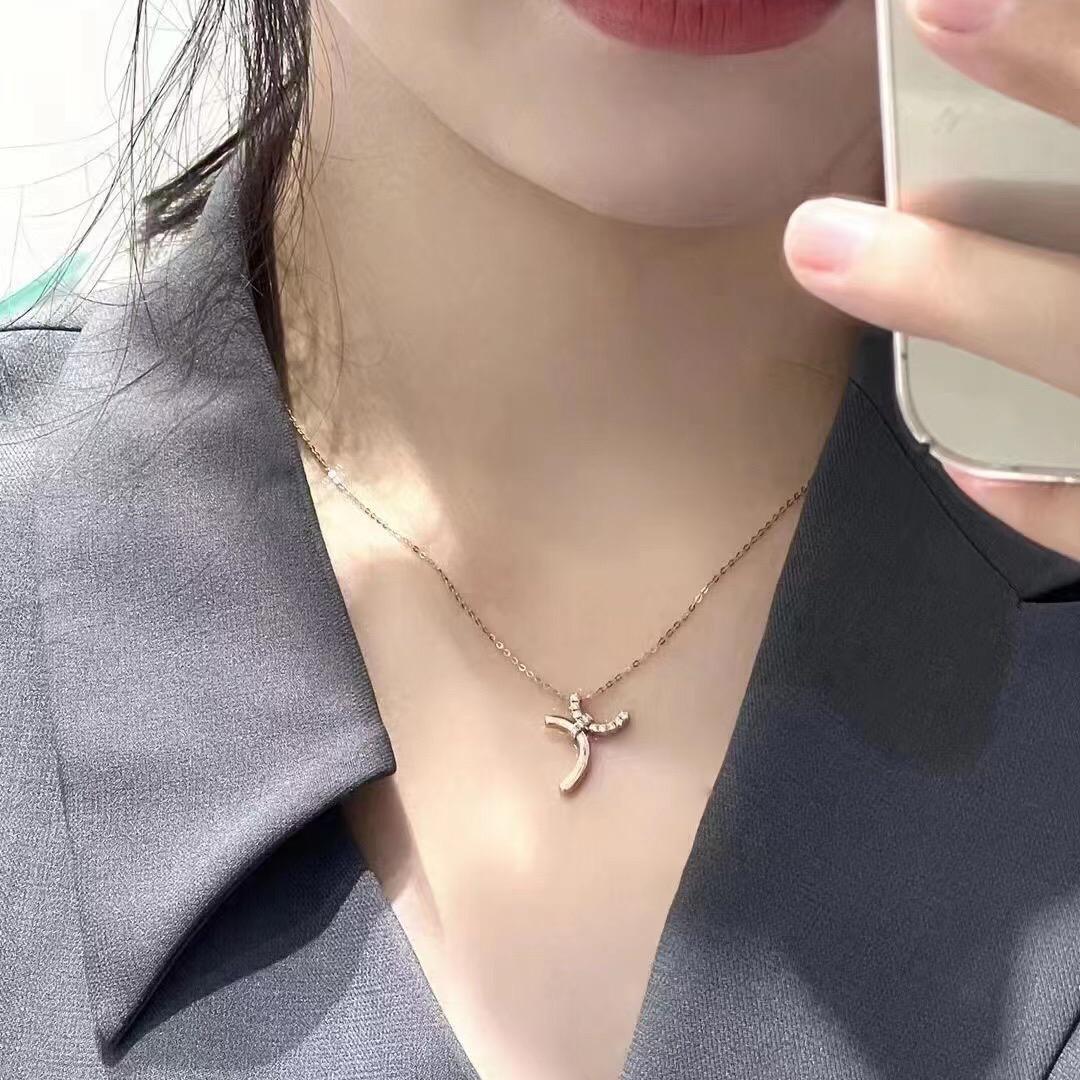 潮宏基柜姐秋秋~