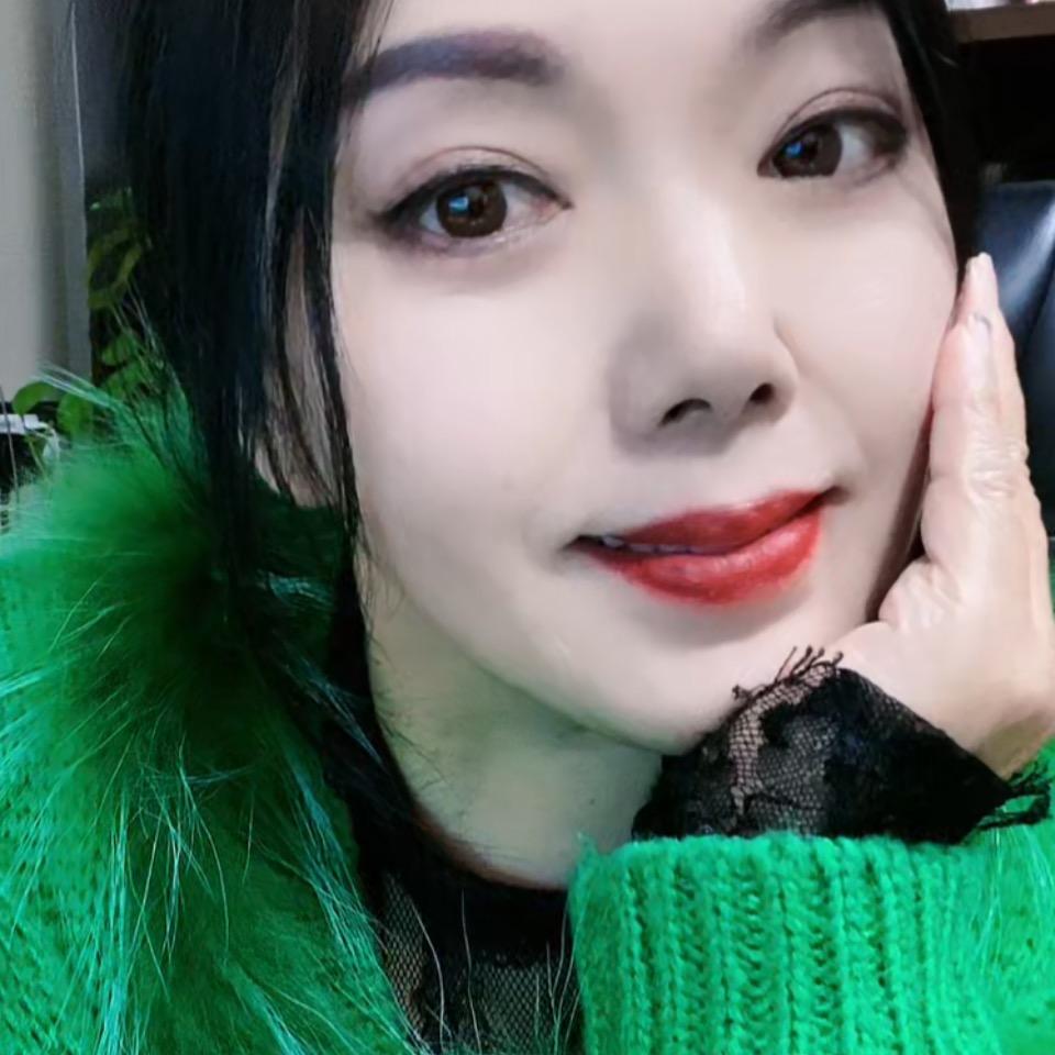 喜欢臭美的老妖精