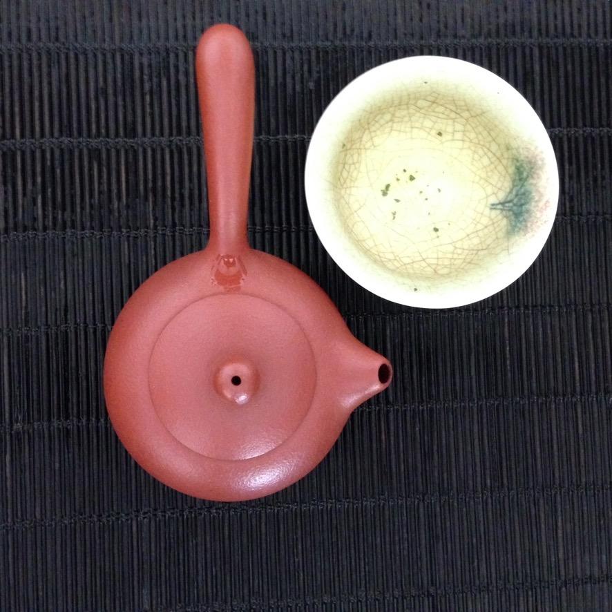 茶旗经雨展
