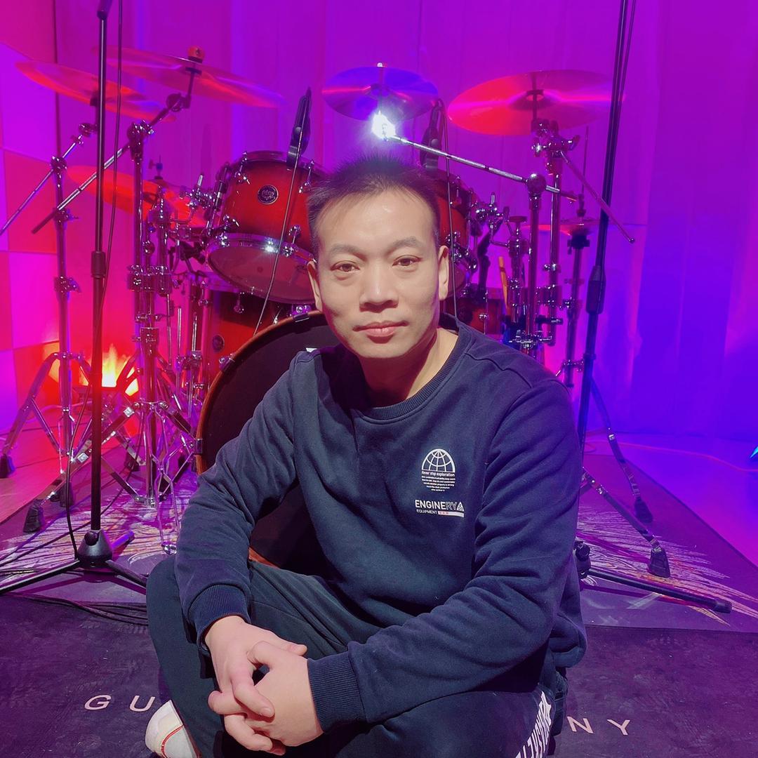鹿泉教架子鼓的张老师