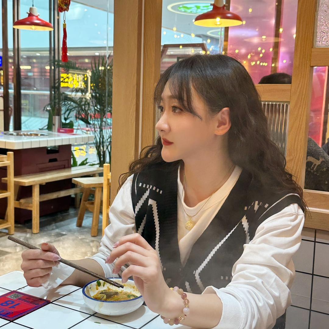 饱胀女孩慕安