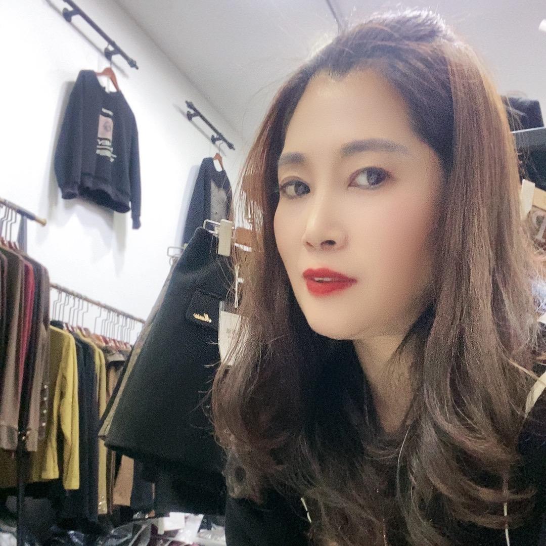 香水有毒，金峰姐妹时尚女装店橱窗有好物