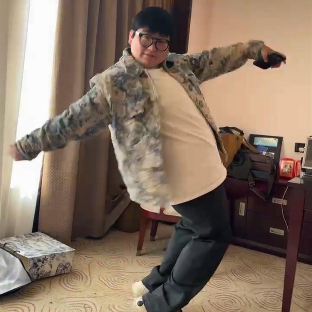 静静来了