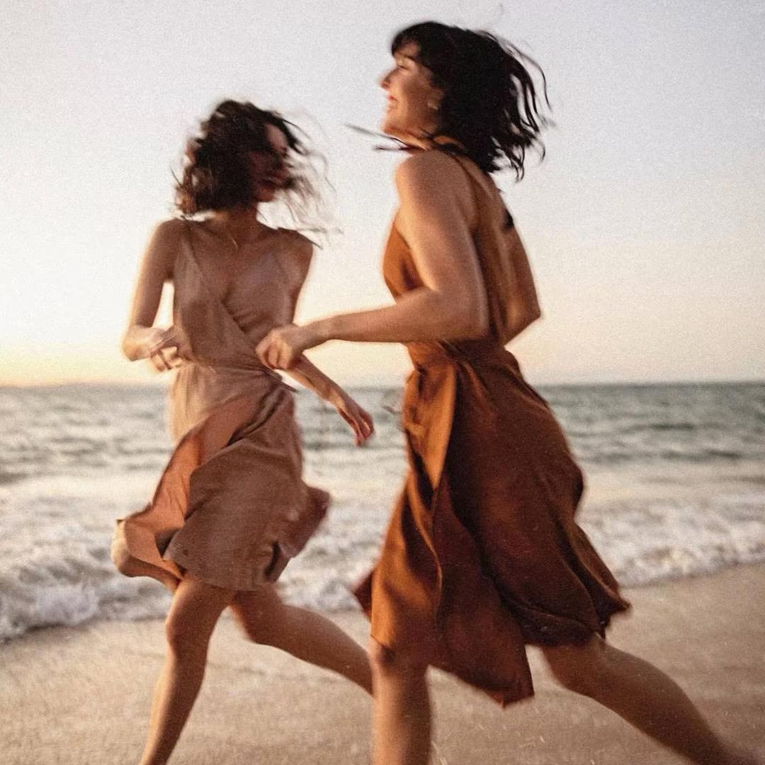 绝美小妈坐公交被八个男大轮流让座