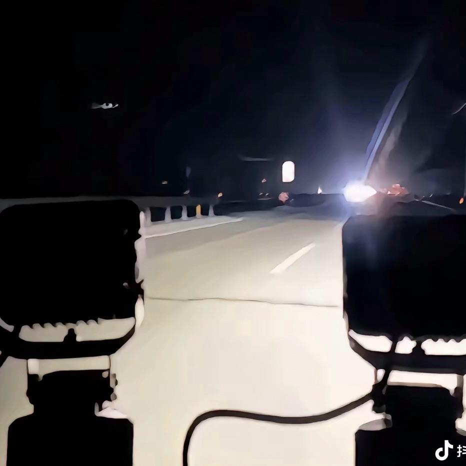 癫狂妩媚老汉凌晨2点钻床底狂舔蟑螂玉跸！