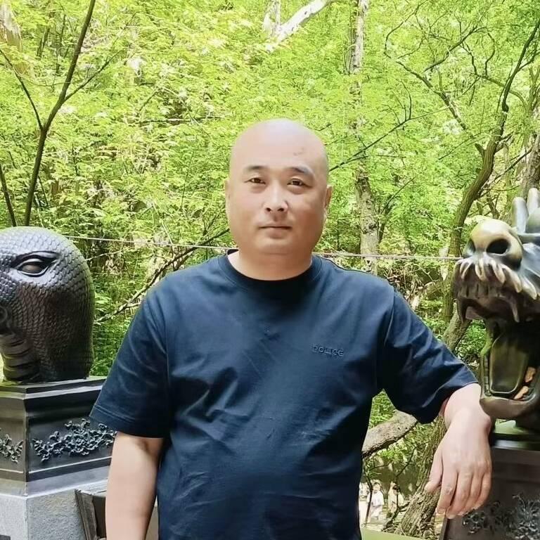 光头哥（唱歌老跑调）