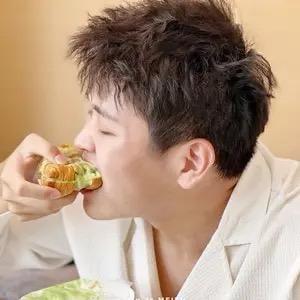 小宇睡饿了