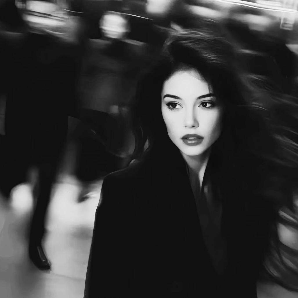 彤.