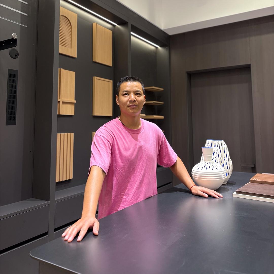 坚持跑步健身的装修人。