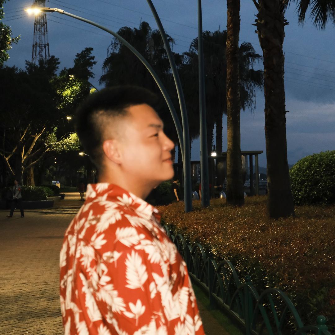 辉.
