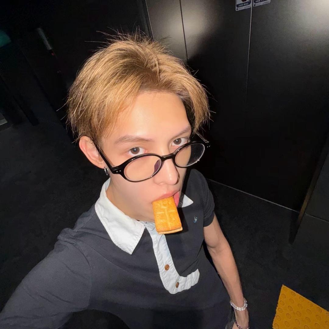 误入厕所被蟑螂侵犯十分钟