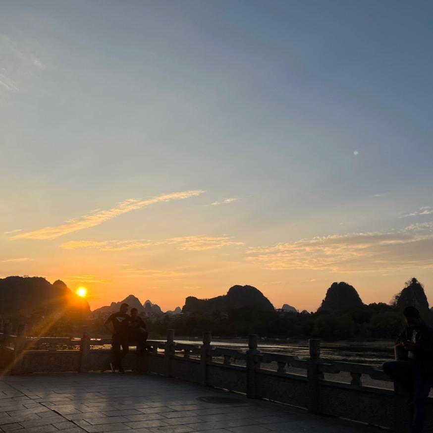 晚风吹人醒，