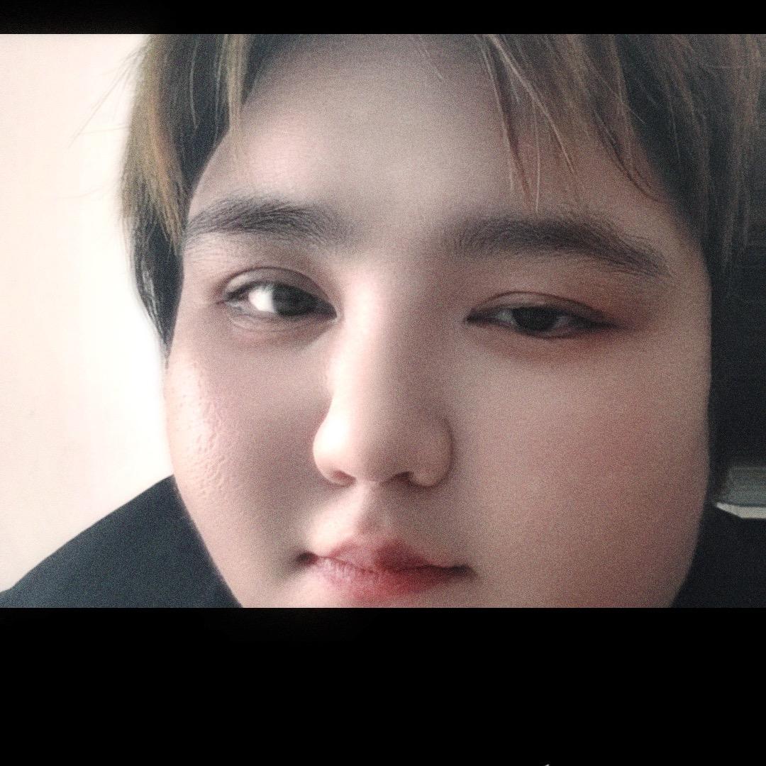 爱喝酸奶爱咬吸管的少女