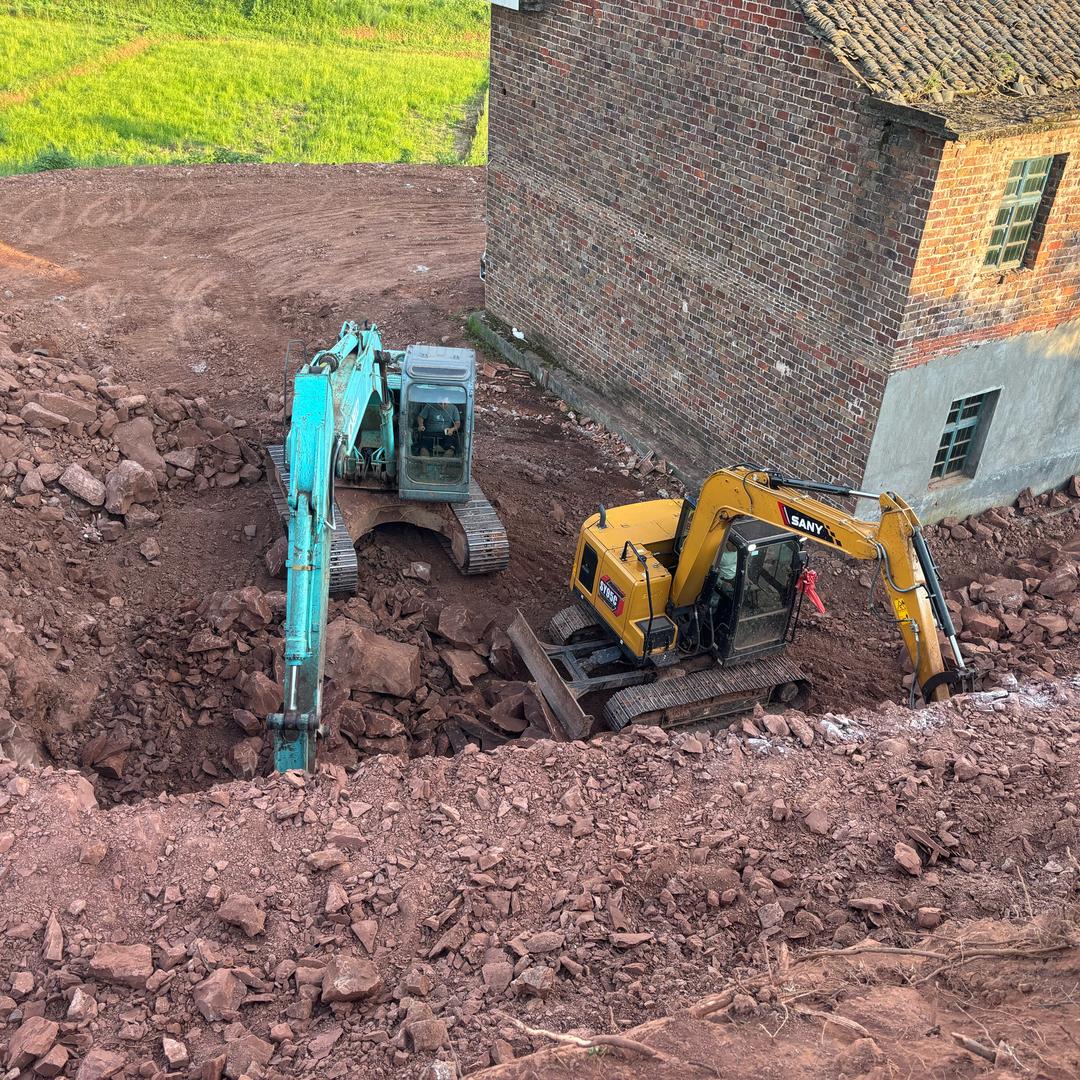 阿平🇨🇳 大小挖挖机出租