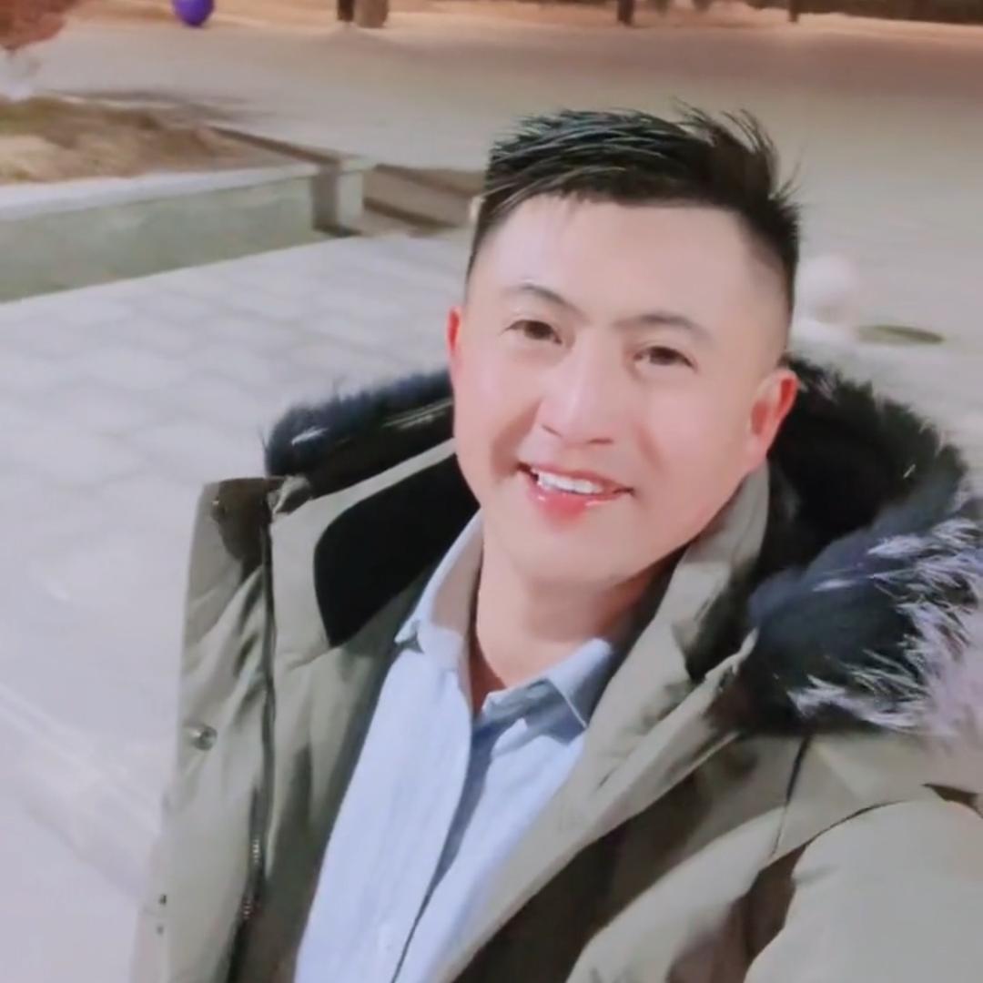 双眼皮老帅哥