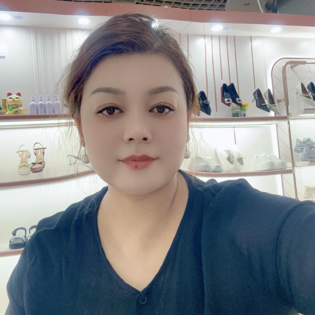 百丽女人女鞋木林森男鞋，柳塔购物中心一楼