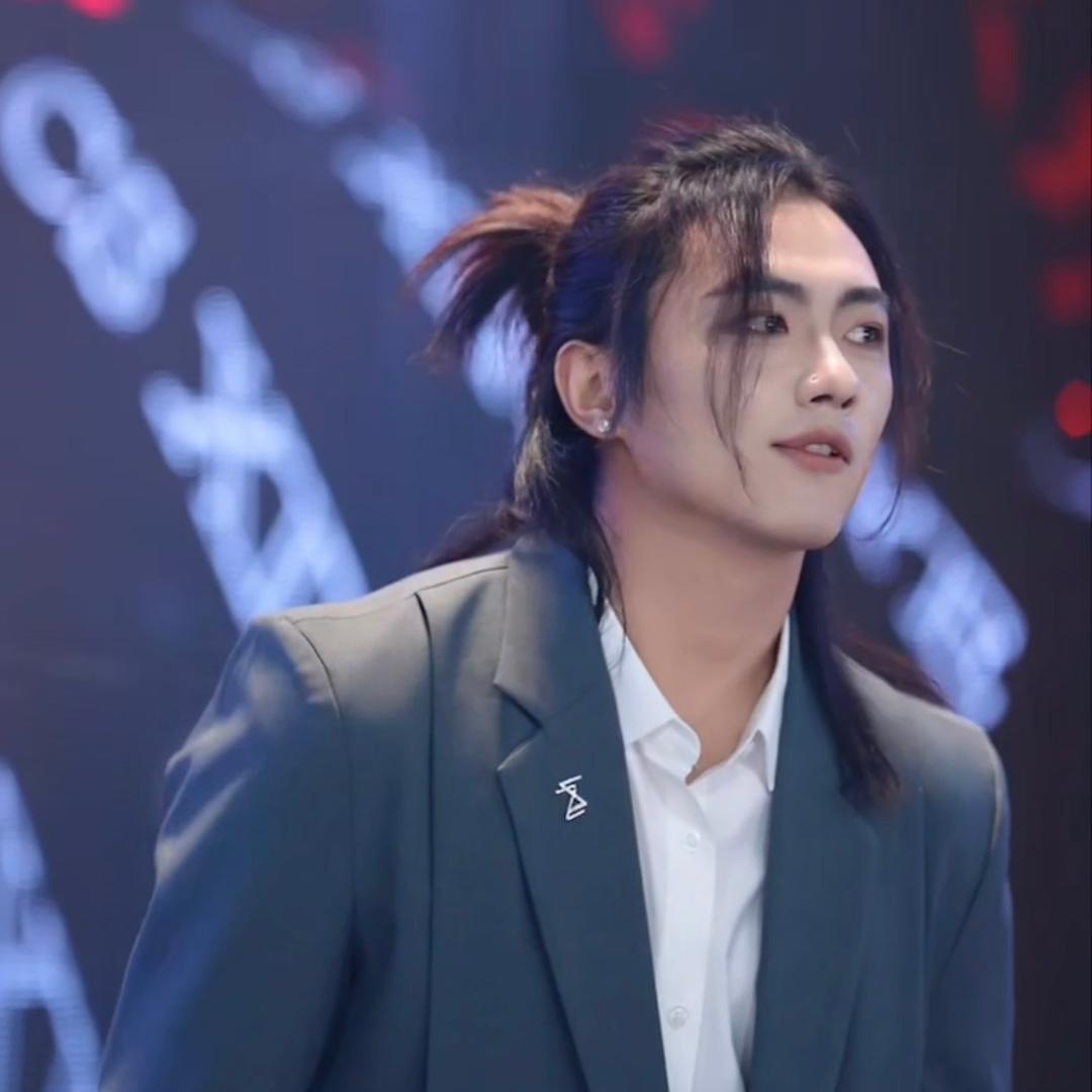 五彩斑斓的大黑