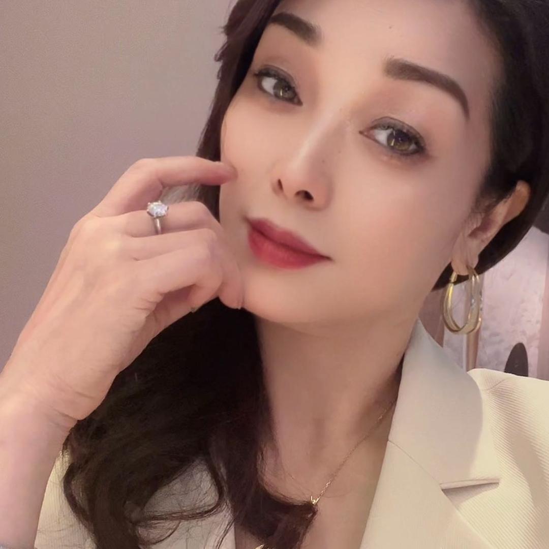 蕾丝床垫自信女人