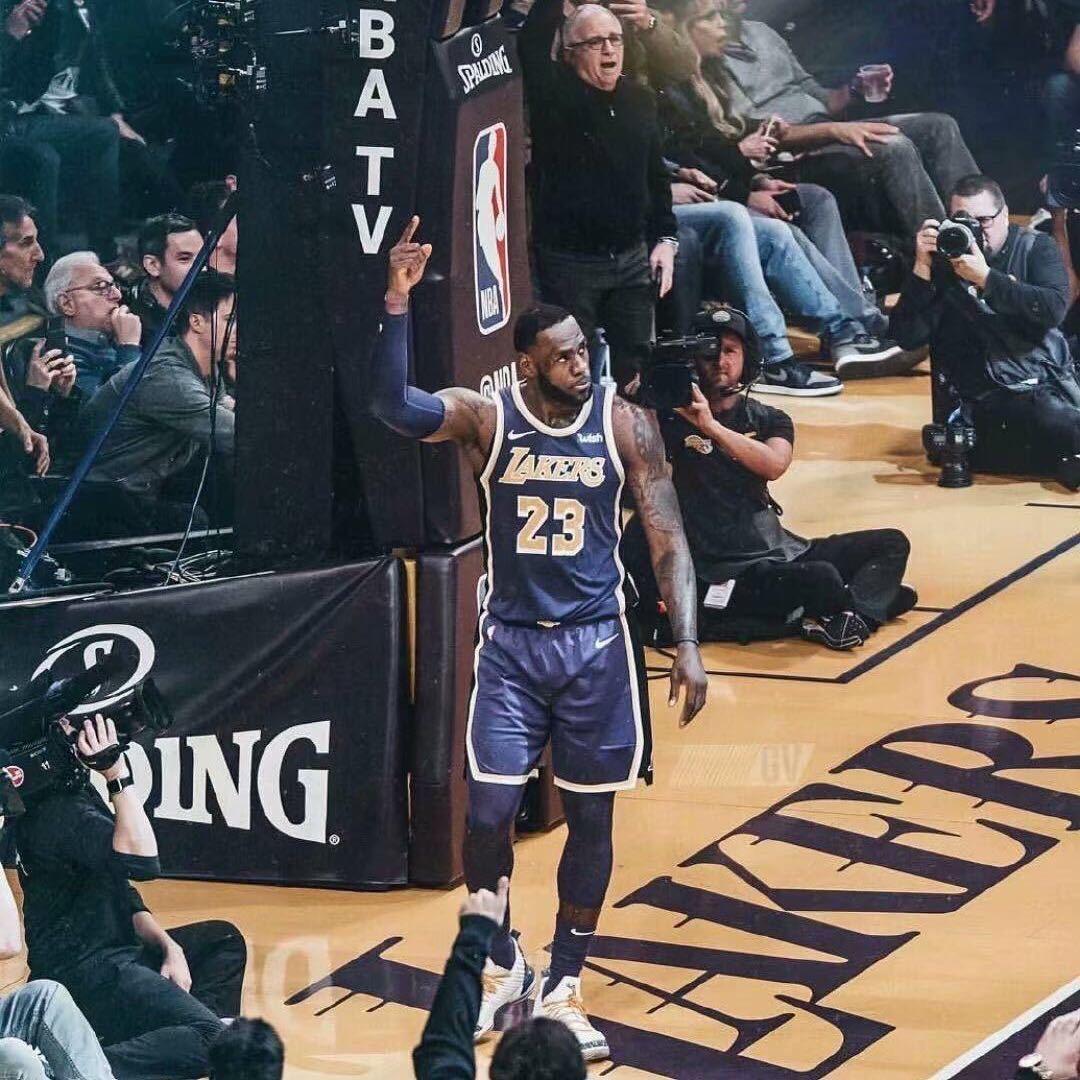 吃啥呢给我掰一口