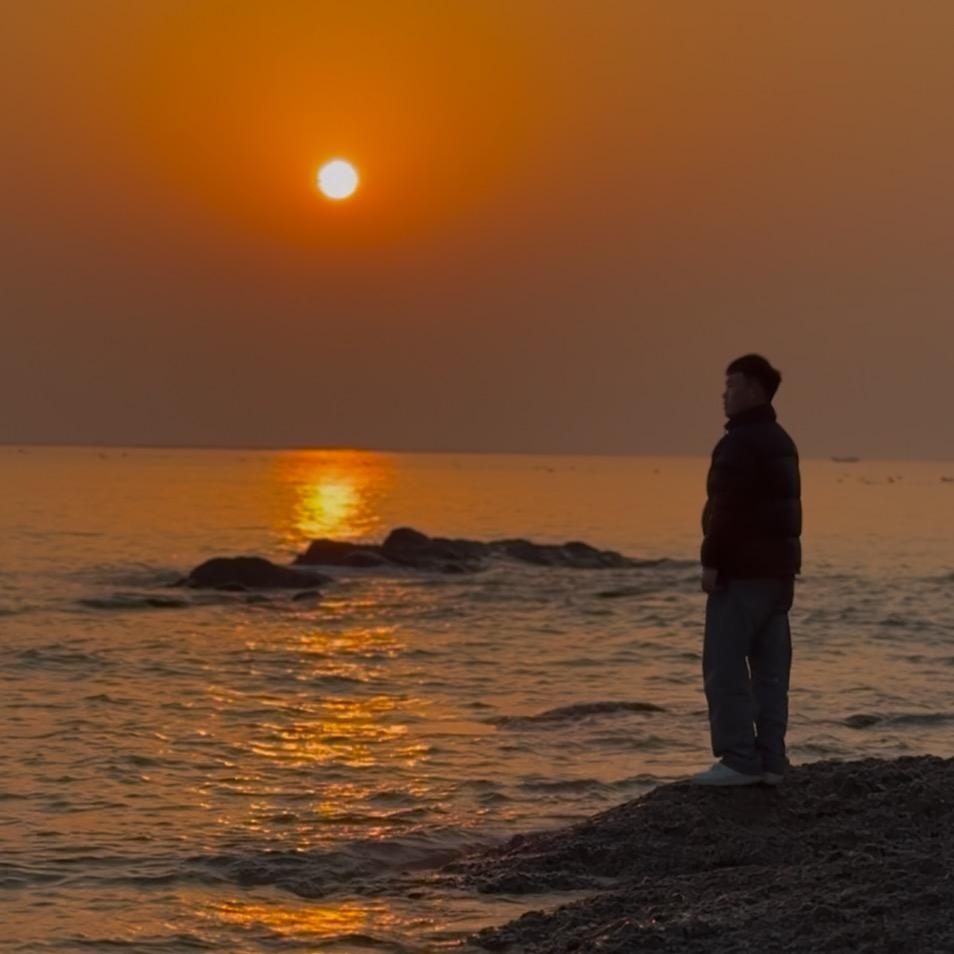 在天气晴朗的下午发呆。