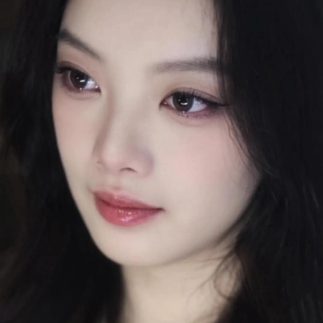 涂着防晒霜玩手机