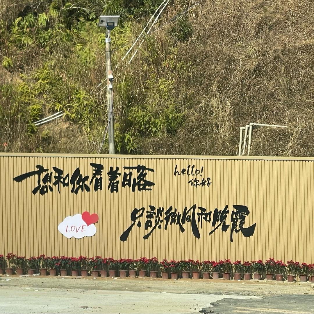 ㄟ( ▔, ▔ )ㄏ