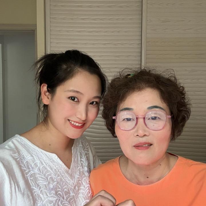 杨杨和婆婆的快乐生活