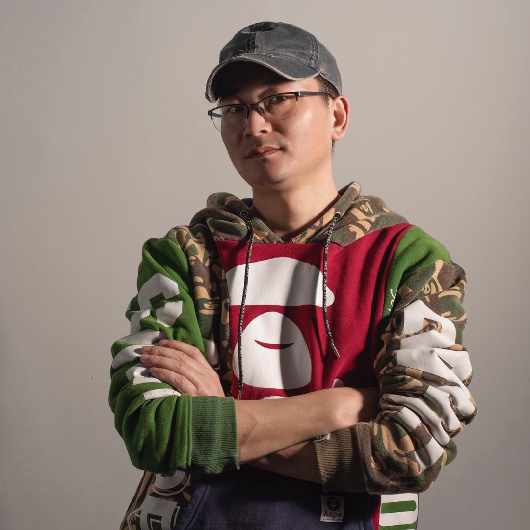 董君素描