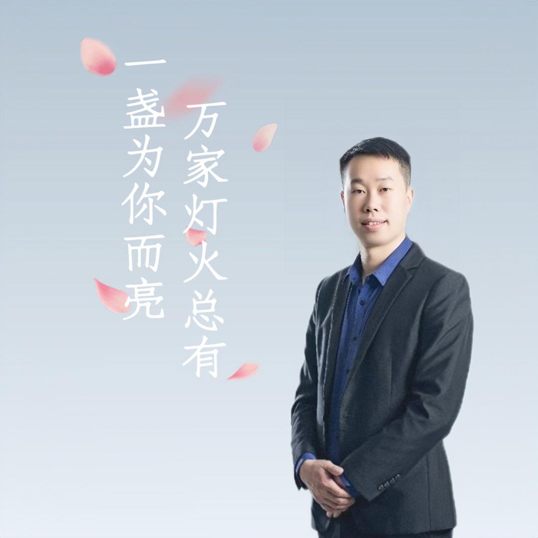 一个中年小伙子靠卖房为生