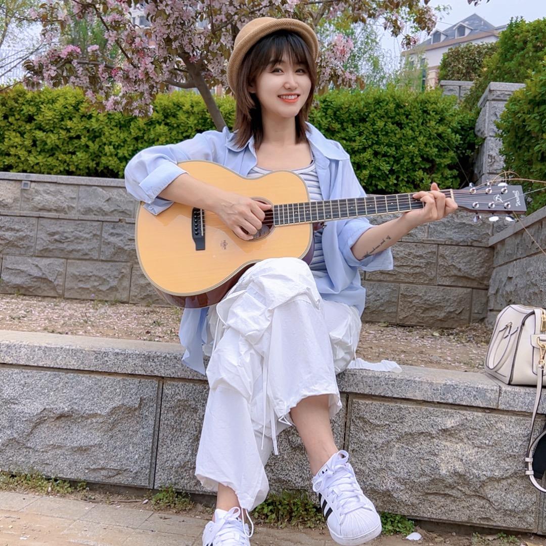 小花🌸不会弹吉他🎸