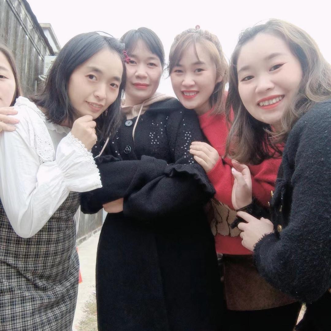 新鲜羊肉串好想吃。