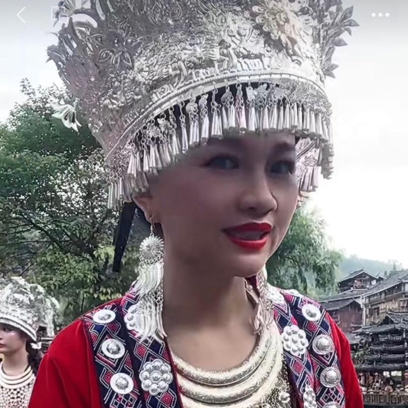 苗族女中衣一让男自信