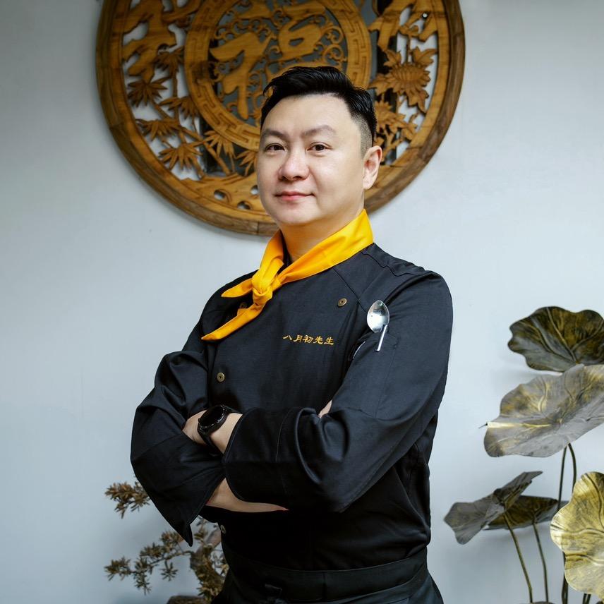 八月初先生
