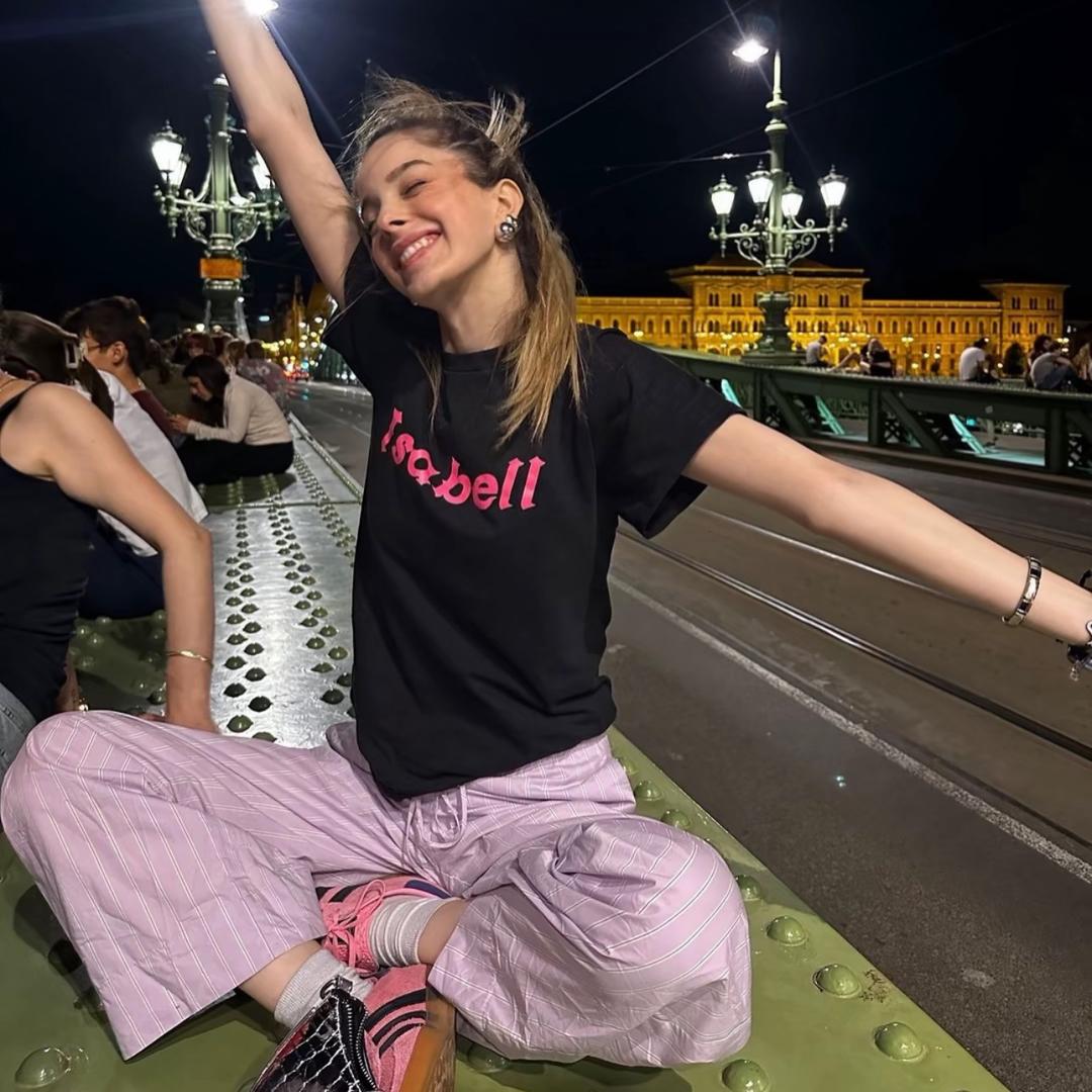 面包再给我咬一口