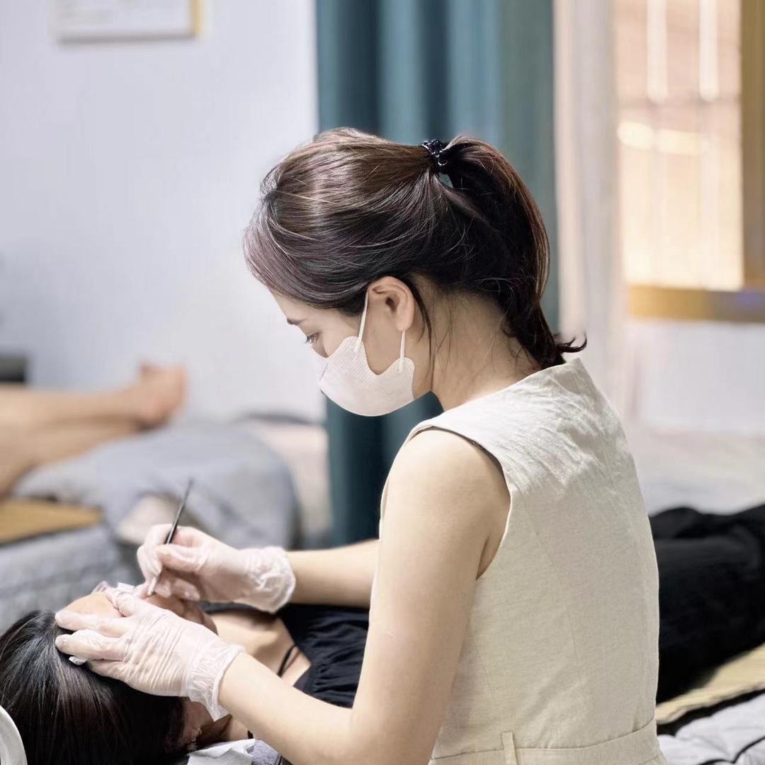 在霞美画眉毛的miss刘