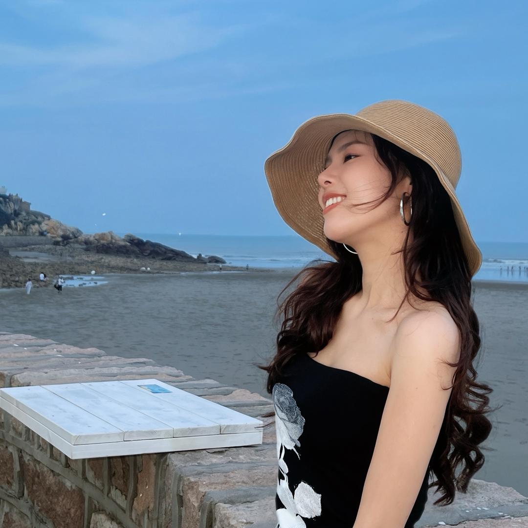 周老师会飞头像