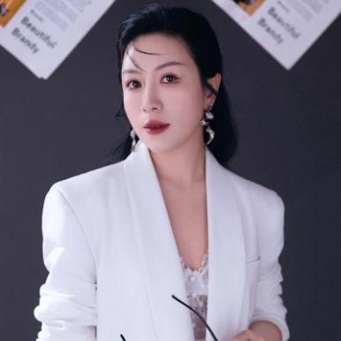 在虹桥画眉毛的圆圆