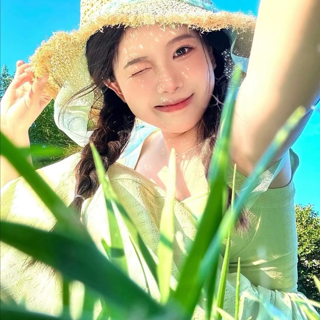 -小何