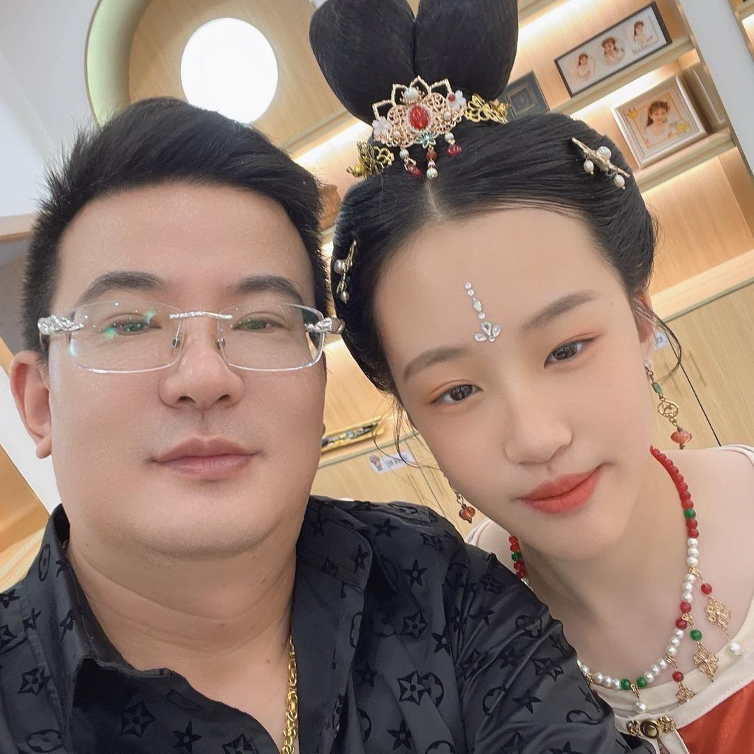 专吃小绵羊🐑的灰太狼