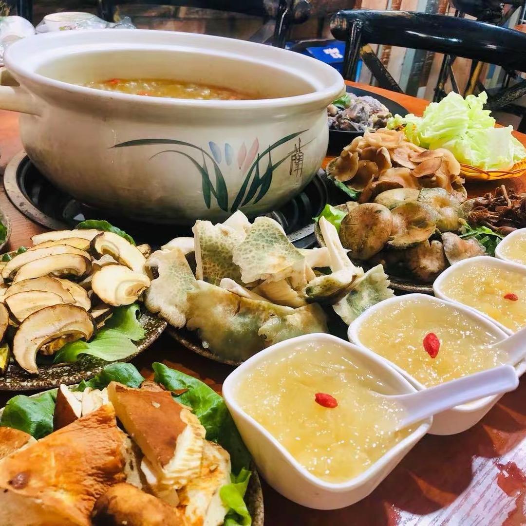 云边的菌子铺
